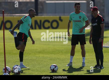 Portugals führen Ricardo Quaresma (L) und Portugals vor Cristiano Ronaldo (R) während des Nationalmannschaftstrainings vor dem Spiel zwischen Portugal und Andorra beim City Football in Oeiras, Lissabon, am 3. Oktober 2017 vor. (Foto von Bruno Barros / DPI / NurPhoto) Stockfoto