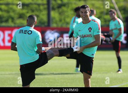 Portugals führen Ricardo Quaresma (L) und Portugals vor Cristiano Ronaldo (R) während des Nationalmannschaftstrainings vor dem Spiel zwischen Portugal und Andorra beim City Football in Oeiras, Lissabon, am 3. Oktober 2017 vor. (Foto von Bruno Barros / DPI / NurPhoto) Stockfoto