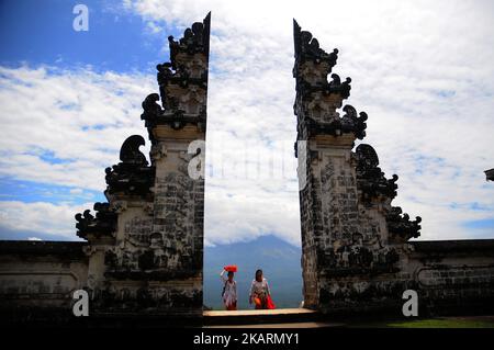 BALI, INDONESIEN, OKTOBER-3 : Bewohner, während sie eine Gebetszeremonie in Pura Madya Lempuyang, Karangasem, Bali, am 03,2017. Oktober durchführen. Der Status des Berges Agung ist immer noch wachsam, was die Absicht der Menschen, im Tempelhimmel zu beten, nicht dämpft. Sie bitten nicht nur um ihre Sicherheit und Familie, sondern auch um Sicherheit vor der Bedrohung durch den Berg Agung eruptio. Dasril Roszandi (Foto von Dasril Roszandi/NurPhoto) Stockfoto