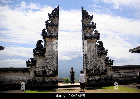 BALI, INDONESIEN, OKTOBER-3 : Bewohner, während sie eine Gebetszeremonie in Pura Madya Lempuyang, Karangasem, Bali, am 03,2017. Oktober durchführen. Der Status des Berges Agung ist immer noch wachsam, was die Absicht der Menschen, im Tempelhimmel zu beten, nicht dämpft. Sie bitten nicht nur um ihre Sicherheit und Familie, sondern auch um Sicherheit vor der Bedrohung durch den Berg Agung eruptio. Dasril Roszandi (Foto von Dasril Roszandi/NurPhoto) Stockfoto