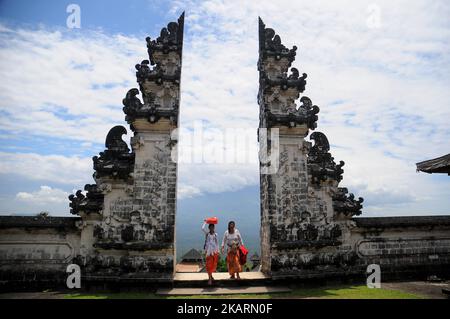 BALI, INDONESIEN, OKTOBER-3 : Bewohner, während sie eine Gebetszeremonie in Pura Madya Lempuyang, Karangasem, Bali, am 03,2017. Oktober durchführen. Der Status des Berges Agung ist immer noch wachsam, was die Absicht der Menschen, im Tempelhimmel zu beten, nicht dämpft. Sie bitten nicht nur um ihre Sicherheit und Familie, sondern auch um Sicherheit vor der Bedrohung durch den Berg Agung eruptio. Dasril Roszandi (Foto von Dasril Roszandi/NurPhoto) Stockfoto