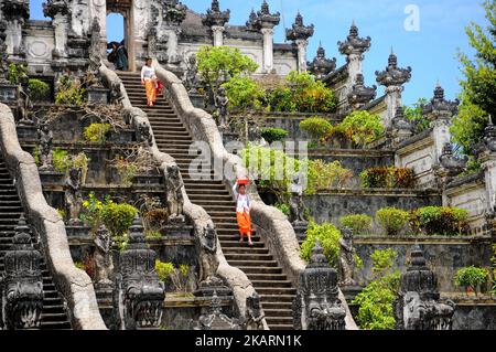 BALI, INDONESIEN, OKTOBER-3 : Bewohner, während sie eine Gebetszeremonie in Pura Madya Lempuyang, Karangasem, Bali, am 03,2017. Oktober durchführen. Der Status des Berges Agung ist immer noch wachsam, was die Absicht der Menschen, im Tempelhimmel zu beten, nicht dämpft. Sie bitten nicht nur um ihre Sicherheit und Familie, sondern auch um Sicherheit vor der Bedrohung durch den Berg Agung eruptio. Dasril Roszandi (Foto von Dasril Roszandi/NurPhoto) Stockfoto