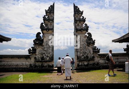 BALI, INDONESIEN, OKTOBER-3 : Bewohner, während sie eine Gebetszeremonie in Pura Madya Lempuyang, Karangasem, Bali, am 03,2017. Oktober durchführen. Der Status des Berges Agung ist immer noch wachsam, was die Absicht der Menschen, im Tempelhimmel zu beten, nicht dämpft. Sie bitten nicht nur um ihre Sicherheit und Familie, sondern auch um Sicherheit vor der Bedrohung durch den Berg Agung eruptio. Dasril Roszandi (Foto von Dasril Roszandi/NurPhoto) Stockfoto