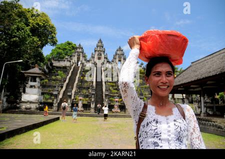 BALI, INDONESIEN, OKTOBER-3 : Bewohner, während sie eine Gebetszeremonie in Pura Madya Lempuyang, Karangasem, Bali, am 03,2017. Oktober durchführen. Der Status des Berges Agung ist immer noch wachsam, was die Absicht der Menschen, im Tempelhimmel zu beten, nicht dämpft. Sie bitten nicht nur um ihre Sicherheit und Familie, sondern auch um Sicherheit vor der Bedrohung durch den Berg Agung eruptio. Dasril Roszandi (Foto von Dasril Roszandi/NurPhoto) Stockfoto