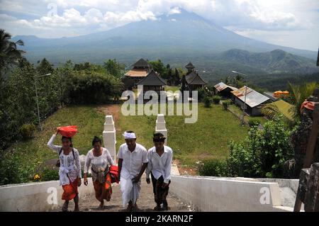 BALI, INDONESIEN, OKTOBER-3 : Bewohner, während sie eine Gebetszeremonie in Pura Madya Lempuyang, Karangasem, Bali, am 03,2017. Oktober durchführen. Der Status des Berges Agung ist immer noch wachsam, was die Absicht der Menschen, im Tempelhimmel zu beten, nicht dämpft. Sie bitten nicht nur um ihre Sicherheit und Familie, sondern auch um Sicherheit vor der Bedrohung durch den Berg Agung eruptio. Dasril Roszandi (Foto von Dasril Roszandi/NurPhoto) Stockfoto