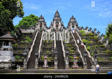 BALI, INDONESIEN, OKTOBER-3 : Bewohner, während sie eine Gebetszeremonie in Pura Madya Lempuyang, Karangasem, Bali, am 03,2017. Oktober durchführen. Der Status des Berges Agung ist immer noch wachsam, was die Absicht der Menschen, im Tempelhimmel zu beten, nicht dämpft. Sie bitten nicht nur um ihre Sicherheit und Familie, sondern auch um Sicherheit vor der Bedrohung durch den Berg Agung eruptio. Dasril Roszandi (Foto von Dasril Roszandi/NurPhoto) Stockfoto