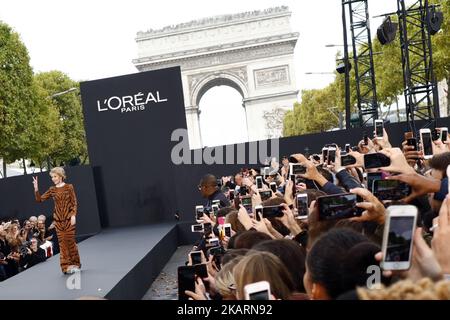 Die Schauspielerin Jane Fonda läuft während der Show Le Defile L'Oreal Paris Spring Summer 2018 im Rahmen der Paris Fashion Week auf der Avenue des Champs-Elysees am 1. Oktober 2017 in Paris, Frankreich, auf die Piste. (Foto von Mehdi Taamallah / NurPhoto) Stockfoto