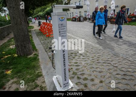 Selbstbedienungs-Fahrradreparaturstation wird in Sopot, Polen, am 14. September 2017 gesehen die Stadt Sopot hat 2 neue Selbstbedienungs-Fahrradreparaturstationen in der Stadt errichtet. Fahrradfahrer können Fahrradpumpe und Fahrradreparaturwerkzeuge kostenlos benutzen. (Foto von Michal Fludra/NurPhoto) Stockfoto