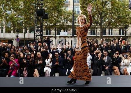Die Schauspielerin Jane Fonda läuft während der Show Le Defile L'Oreal Paris Spring Summer 2018 im Rahmen der Paris Fashion Week auf der Avenue des Champs-Elysees am 1. Oktober 2017 in Paris, Frankreich, auf die Piste. (Foto von Mehdi Taamallah / NurPhoto) Stockfoto
