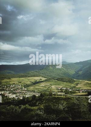 Blick auf Bergtal Dorf vom Hügel Stockfoto