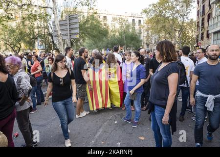 Demonstranten, die sich für die Unabhängigkeit einsetzen, rufen am Dienstag, dem 3. Oktober 2017, bei einem Protest und Generalstreik in Barcelona, Spanien, Slogans aus und halten ihre Hände in der Luft. (Foto von Urbanandsport/NurPhoto) Stockfoto