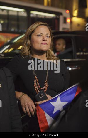 Die Sprecherin des Stadtrats von New York, Melissa Mark-Viverito, versuchte, die Kundgebung zu übernehmen, bei der sie nur von der Protestkundgebung vor dem Trump Tower zur Unterstützung von Puerto Rico am Tag ihres Besuchs von Präsident Donald Trump in Puerto Rico in Zorn geratene, Teile davon wurden am 3. Oktober 2017 in New York, NY, vom Hurrikane Maria verwüstet. Die Demonstranten kritisieren die Reaktion der Trump-Regierung auf den Sturm. Tausende von Puerto Ricanern sind zwölf Tage nach dem Sturm noch immer ohne Strom und Wasser. (Foto von Shay Horse/NurPhoto) Stockfoto