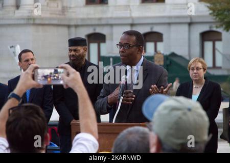 Imitieren der Schießerei bei einem Angriff der Präsident des Stadtrats von Philadelphia, Darell Clarke, zusammen mit dem Bürgermeister Jim Kenney, dem Gouverneur von Pennsylvania, Tom Wolf und einem Aktivisten für Waffengewalt, spricht sich bei einer Mahnwache am 3. Oktober 2017 für die Opfer der Massenschießerei in Las Vegas gegen Waffengewalt aus und fordert eine Reform des Waffenrechts. Die Mahnwache findet vor dem Rathaus in Philadelphia, PA, statt. (Foto von Bastiaan Slabbers/NurPhoto) Stockfoto