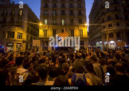 Hunderte von Unabhängigkeitsbefürwortern demonstrieren während des Generalstreiks in Barcelona am 3. Oktober 2017 gegen den Angriff der spanischen Polizei auf das Referendum in Katalonien am 1. Oktober 2017. (Foto von Miquel Llop/NurPhoto) Stockfoto