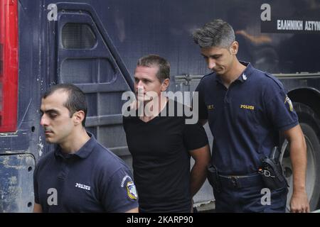 Der russische Alexander Vinnik (C) wird von Polizisten begleitet, als er am 4. Oktober 2017 in einem Gerichtsgebäude in Thessaloniki eintrifft. Alexander Vinnik, der BTC-e leitete, einen Tausch, den er für die Bitcoin-Kryptowährung Betrieb, wurde Ende Juli von einem US-Gericht wegen 21 Anschuldigungen angeklagt, die von Identitätsdiebstahl über die Erleichterung des Drogenhandels bis hin zur Geldwäsche reichten. Moskau hat die Auslieferung der russischen Staatsbürger beantragt, die auch in den Vereinigten Staaten für die Geldwäsche von Milliarden von Dollar durch eine von ihm betriebene Bitcoin-Börse gesucht wurden. (Foto von Nicolas Economou/NurPhoto) Stockfoto