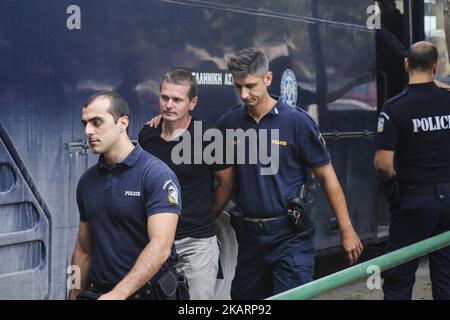 Der russische Alexander Vinnik (C) wird von Polizisten begleitet, als er am 4. Oktober 2017 in einem Gerichtsgebäude in Thessaloniki eintrifft. Alexander Vinnik, der BTC-e leitete, einen Tausch, den er für die Bitcoin-Kryptowährung Betrieb, wurde Ende Juli von einem US-Gericht wegen 21 Anschuldigungen angeklagt, die von Identitätsdiebstahl über die Erleichterung des Drogenhandels bis hin zur Geldwäsche reichten. Moskau hat die Auslieferung der russischen Staatsbürger beantragt, die auch in den Vereinigten Staaten für die Geldwäsche von Milliarden von Dollar durch eine von ihm betriebene Bitcoin-Börse gesucht wurden. (Foto von Nicolas Economou/NurPhoto) Stockfoto
