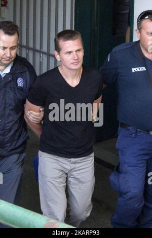 Der russische Alexander Vinnik (C) wird von Polizisten begleitet, als er am 4. Oktober 2017 in einem Gerichtsgebäude in Thessaloniki eintrifft. Alexander Vinnik, der BTC-e leitete, einen Tausch, den er für die Bitcoin-Kryptowährung Betrieb, wurde Ende Juli von einem US-Gericht wegen 21 Anschuldigungen angeklagt, die von Identitätsdiebstahl über die Erleichterung des Drogenhandels bis hin zur Geldwäsche reichten. Moskau hat die Auslieferung der russischen Staatsbürger beantragt, die auch in den Vereinigten Staaten für die Geldwäsche von Milliarden von Dollar durch eine von ihm betriebene Bitcoin-Börse gesucht wurden. (Foto von Nicolas Economou/NurPhoto) Stockfoto