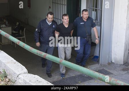 Der russische Alexander Vinnik (C) wird von Polizisten begleitet, als er am 4. Oktober 2017 in einem Gerichtsgebäude in Thessaloniki eintrifft. Alexander Vinnik, der BTC-e leitete, einen Tausch, den er für die Bitcoin-Kryptowährung Betrieb, wurde Ende Juli von einem US-Gericht wegen 21 Anschuldigungen angeklagt, die von Identitätsdiebstahl über die Erleichterung des Drogenhandels bis hin zur Geldwäsche reichten. Moskau hat die Auslieferung der russischen Staatsbürger beantragt, die auch in den Vereinigten Staaten für die Geldwäsche von Milliarden von Dollar durch eine von ihm betriebene Bitcoin-Börse gesucht wurden. (Foto von Nicolas Economou/NurPhoto) Stockfoto