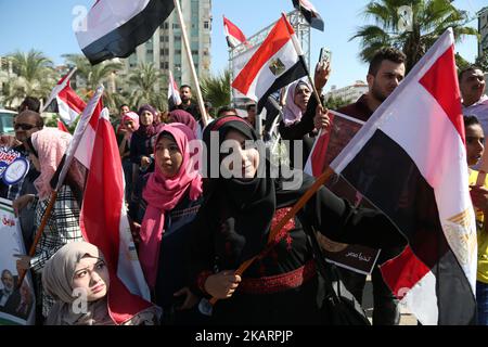 Die Bewohner halten Fotos des ägyptischen Präsidenten AbdelFattah el