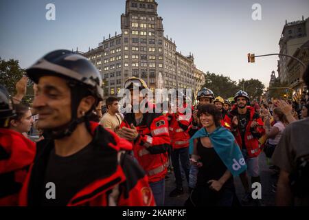 Rund 300 000 Personen versammeln sich am 3. Oktober 2017 in den Straßen von Barcelona, um während des Referendums vom sonntag wegen der Unnachtsamkeit Kataloniens gegen die Gewalt der Nationalpolizei zu protestieren. Die Demonstration verschmilzt mit einem Ruf eines allgemeinen Würgers in der Region. (Foto von Guillaume Pinon/NurPhoto) Stockfoto