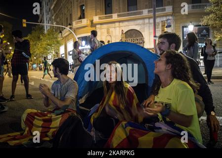 Rund 300 000 Personen versammeln sich am 3. Oktober 2017 in den Straßen von Barcelona, um während des Referendums vom sonntag wegen der Unnachtsamkeit Kataloniens gegen die Gewalt der Nationalpolizei zu protestieren. Die Demonstration verschmilzt mit einem Ruf eines allgemeinen Würgers in der Region. (Foto von Guillaume Pinon/NurPhoto) Stockfoto