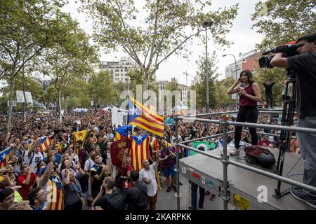 Rund 300 000 Personen versammeln sich am 3. Oktober 2017 in den Straßen von Barcelona, um während des Referendums vom sonntag wegen der Unnachtsamkeit Kataloniens gegen die Gewalt der Nationalpolizei zu protestieren. Die Demonstration verschmilzt mit einem Ruf eines allgemeinen Würgers in der Region. (Foto von Guillaume Pinon/NurPhoto) Stockfoto