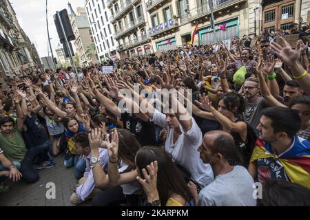 Rund 300 000 Personen versammeln sich am 3. Oktober 2017 in den Straßen von Barcelona, um während des Referendums vom sonntag wegen der Unnachtsamkeit Kataloniens gegen die Gewalt der Nationalpolizei zu protestieren. Die Demonstration verschmilzt mit einem Ruf eines allgemeinen Würgers in der Region. (Foto von Guillaume Pinon/NurPhoto) Stockfoto