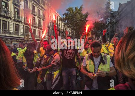 Rund 300 000 Personen versammeln sich am 3. Oktober 2017 in den Straßen von Barcelona, um während des Referendums vom sonntag wegen der Unnachtsamkeit Kataloniens gegen die Gewalt der Nationalpolizei zu protestieren. Die Demonstration verschmilzt mit einem Ruf eines allgemeinen Würgers in der Region. (Foto von Guillaume Pinon/NurPhoto) Stockfoto