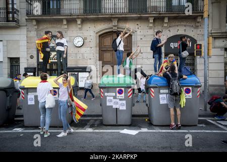 Rund 300 000 Personen versammeln sich am 3. Oktober 2017 in den Straßen von Barcelona, um während des Referendums vom sonntag wegen der Unnachtsamkeit Kataloniens gegen die Gewalt der Nationalpolizei zu protestieren. Die Demonstration verschmilzt mit einem Ruf eines allgemeinen Würgers in der Region. (Foto von Guillaume Pinon/NurPhoto) Stockfoto