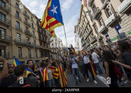 Rund 300 000 Personen versammeln sich am 3. Oktober 2017 in den Straßen von Barcelona, um während des Referendums vom sonntag wegen der Unnachtsamkeit Kataloniens gegen die Gewalt der Nationalpolizei zu protestieren. Die Demonstration verschmilzt mit einem Ruf eines allgemeinen Würgers in der Region. (Foto von Guillaume Pinon/NurPhoto) Stockfoto