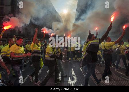 Rund 300 000 Personen versammeln sich am 3. Oktober 2017 in den Straßen von Barcelona, um während des Referendums vom sonntag wegen der Unnachtsamkeit Kataloniens gegen die Gewalt der Nationalpolizei zu protestieren. Die Demonstration verschmilzt mit einem Ruf eines allgemeinen Würgers in der Region. (Foto von Guillaume Pinon/NurPhoto) Stockfoto