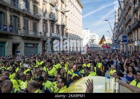 Rund 300 000 Personen versammeln sich am 3. Oktober 2017 in den Straßen von Barcelona, um während des Referendums vom sonntag wegen der Unnachtsamkeit Kataloniens gegen die Gewalt der Nationalpolizei zu protestieren. Die Demonstration verschmilzt mit einem Ruf eines allgemeinen Würgers in der Region. (Foto von Guillaume Pinon/NurPhoto) Stockfoto