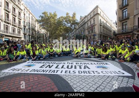 Rund 300 000 Personen versammeln sich am 3. Oktober 2017 in den Straßen von Barcelona, um während des Referendums vom sonntag wegen der Unnachtsamkeit Kataloniens gegen die Gewalt der Nationalpolizei zu protestieren. Die Demonstration verschmilzt mit einem Ruf eines allgemeinen Würgers in der Region. (Foto von Guillaume Pinon/NurPhoto) Stockfoto