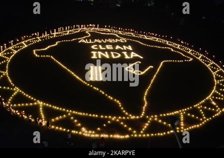 Indische Studenten der Madan Mohan Malviya Sports Academy zündeten am 2,2017. Oktober Kerzen an, um die saubere indische Kampagne anlässlich des Gandhi-Jubiläums im Madan Mohan Malviya Stadion in Allahabad zu markieren. (Foto von Ritesh Shukla/NurPhoto) Stockfoto