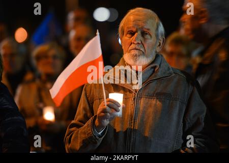 Eine regierungsfeindliche Kerzenlichtmahnwache vor dem Bezirksgericht Krakau am Sonntagabend im Zusammenhang mit richterlichen Reformen in Polen. Am Sonntag, den 1. Oktober 2017, in Krakau, Polen. (Foto von Artur Widak/NurPhoto) Stockfoto