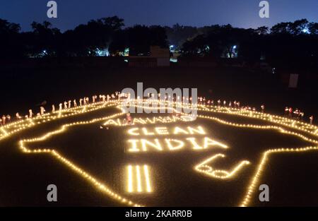 Indische Studenten der Madan Mohan Malviya Sports Academy zündeten am 2,2017. Oktober Kerzen an, um die saubere indische Kampagne anlässlich des Gandhi-Jubiläums im Madan Mohan Malviya Stadion in Allahabad zu markieren. (Foto von Ritesh Shukla/NurPhoto) Stockfoto