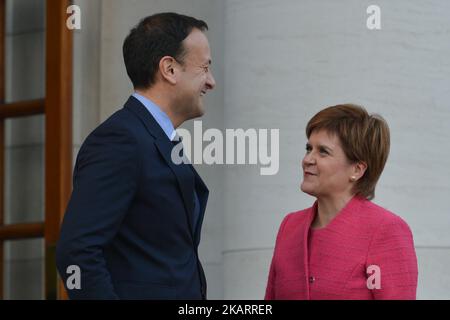Die schottische erste Ministerin Nicola Sturgeon trifft Taoiseach Leo Varadkar in Regierungsgebäuden in Dublin vor ihrer Rede beim jährlichen Abendessen der Dublin Chamber im Convention Center. Am Donnerstag, den 5. Oktober 2017, in Dublin, Irland. Foto von Artur Widak Stockfoto