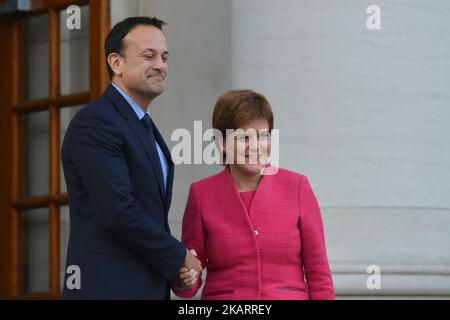 Die schottische erste Ministerin Nicola Sturgeon trifft Taoiseach Leo Varadkar in Regierungsgebäuden in Dublin vor ihrer Rede beim jährlichen Abendessen der Dublin Chamber im Convention Center. Am Donnerstag, den 5. Oktober 2017, in Dublin, Irland. Foto von Artur Widak Stockfoto