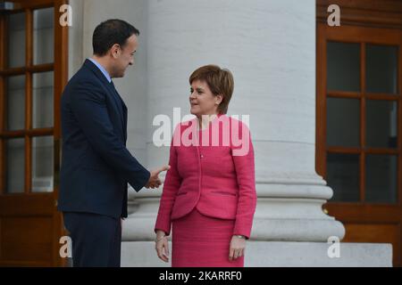 Die schottische erste Ministerin Nicola Sturgeon trifft Taoiseach Leo Varadkar in Regierungsgebäuden in Dublin vor ihrer Rede beim jährlichen Abendessen der Dublin Chamber im Convention Center. Am Donnerstag, den 5. Oktober 2017, in Dublin, Irland. Foto von Artur Widak Stockfoto