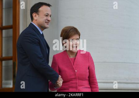 Die schottische erste Ministerin Nicola Sturgeon trifft Taoiseach Leo Varadkar in Regierungsgebäuden in Dublin vor ihrer Rede beim jährlichen Abendessen der Dublin Chamber im Convention Center. Am Donnerstag, den 5. Oktober 2017, in Dublin, Irland. Foto von Artur Widak Stockfoto