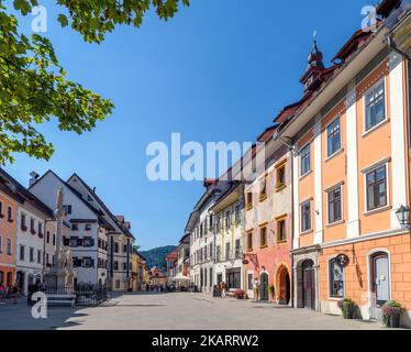 Mestni Trg (Stadtplatz) in der historischen Altstadt von Skofja Loka, Slowenien Stockfoto