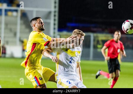 Florin Andone #9 (Rumänien) und Serhiy Malyi #2 (Kasachstan) während des WM-Qualifikationsspiels 2018 zwischen Rumänien und Kasachstan am 5. Oktober 2017 im Ilie Oana Stadium in Ploiesti, Rumänien. (Foto von Catalin Soare/NurPhoto) Stockfoto