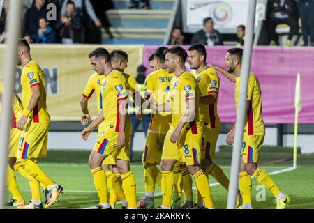 Rumänische Mannschaftsspieler feiern das erste Tor: Alexandru Chipciu #7 (Rumänien) Mihai Pintilii #8 (Rumänien) Constantin Budescu #14 (Rumänien) Florin Andone #9 (Rumänien) während des WM-Qualifikationsspiels 2018 zwischen Rumänien und Kasachstan im Ilie Oana Stadion in Ploiesti, Rumänien, am 5. Oktober 2017. (Foto von Catalin Soare/NurPhoto) Stockfoto