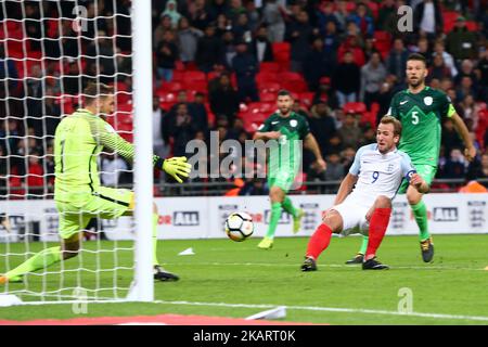 Der englische Harry Kane schießt am 5. Oktober 2017 im Wembley-Stadion in London, Großbritannien, das erste Tor seiner Mannschaft beim Spiel der FIFA Fußball-Weltmeisterschaft im Qualifying – Europäische Region – Gruppe F zwischen England und Slowenien. (Foto von Kieran Galvin/NurPhoto) Stockfoto