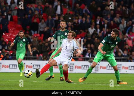 Der englische Harry Kane schießt am 5. Oktober 2017 im Wembley-Stadion in London, Großbritannien, das erste Tor seiner Mannschaft beim Spiel der FIFA Fußball-Weltmeisterschaft im Qualifying – Europäische Region – Gruppe F zwischen England und Slowenien. (Foto von Kieran Galvin/NurPhoto) Stockfoto