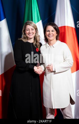 Münster, Deutschland. 03.. November 2022. (RL) die Bundesaußenministerin Annalena Baerbock und die kanadische Außenministerin, Frau Melie Joly, wurden während des Treffens der G7 Außenminister am 3. November 2022 in Münster aufgenommen. Kredit: dpa/Alamy Live Nachrichten Stockfoto