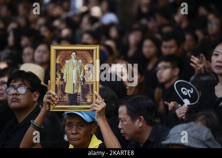 Thailändischer Trauerjäger hält ein Porträt des verstorbenen thailändischen Königs Bhumibol Adulyadej während einer Trauerprobe für Thailands verstorbenen König Bhumibol Adulyadej in der Nähe des Großen Palastes in Bangkok, Thailand, am 7. Oktober 2017. Die königliche Einäscherung von König Bhumibol ist am 26. Oktober 2017 geplant, und die Beerdigung wird aus fünf Tagen Riten bestehen. König Bhumibol starb am 13. Oktober 2016 im Alter von 88 Jahren im Siriraj-Krankenhaus nach 70 Jahren Thronbesteigung. (Foto von Anusak Laowias/NurPhoto) Stockfoto