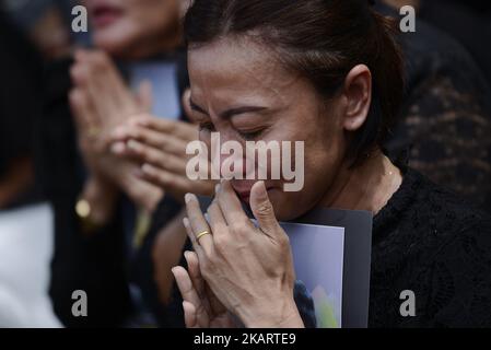 Thailändische Trauerbrüder zollen sich bei einer Trauerprobe für Thailands verstorbenen König Bhumibol Adulyadej in der Nähe des Großen Palastes in Bangkok, Thailand, am 7. Oktober 2017, ihren Respekt. Die königliche Einäscherung von König Bhumibol ist am 26. Oktober 2017 geplant, und die Beerdigung wird aus fünf Tagen Riten bestehen. König Bhumibol starb am 13. Oktober 2016 im Alter von 88 Jahren im Siriraj-Krankenhaus nach 70 Jahren Thronbesteigung. (Foto von Anusak Laowias/NurPhoto) Stockfoto