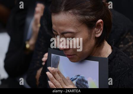 Thailändische Trauerbrüder zollen sich bei einer Trauerprobe für Thailands verstorbenen König Bhumibol Adulyadej in der Nähe des Großen Palastes in Bangkok, Thailand, am 7. Oktober 2017, ihren Respekt. Die königliche Einäscherung von König Bhumibol ist am 26. Oktober 2017 geplant, und die Beerdigung wird aus fünf Tagen Riten bestehen. König Bhumibol starb am 13. Oktober 2016 im Alter von 88 Jahren im Siriraj-Krankenhaus nach 70 Jahren Thronbesteigung. (Foto von Anusak Laowias/NurPhoto) Stockfoto