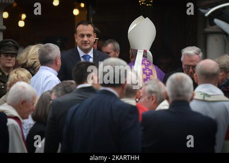 Leo Varadkar (Zentrum), ein Taoiseach und Anführer von Fine Gael, verlässt die Kirche hinter dem Sarg des ehemaligen irischen Taoiseach Liam Cosgrave, der nach seinem Trauergottesdienst in Rathfarnham in Dublin in der Kirche der Verkündigung durchgeführt wird. Am Samstag, den 7. Oktober 2017, in Rathfarnham, Dublin, Irland. Foto von Artur Widak Stockfoto